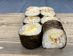 Классический ролл с угрем и омлетом