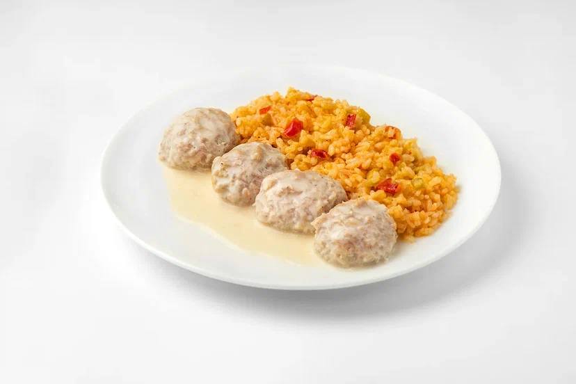 Куриные фрикадельки с рисом и овощами