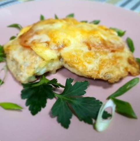Отбивная из свинины с помидорами и сыром