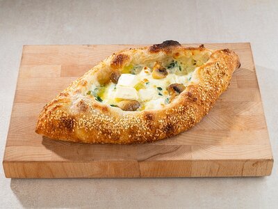 Аджарская лодочка со шпинатом и сыром (хачапури)