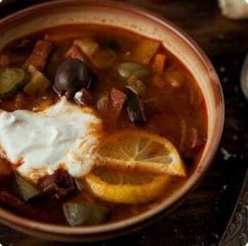 Мясная солянка с копчёным беконом