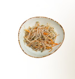 Салат с ростками сои