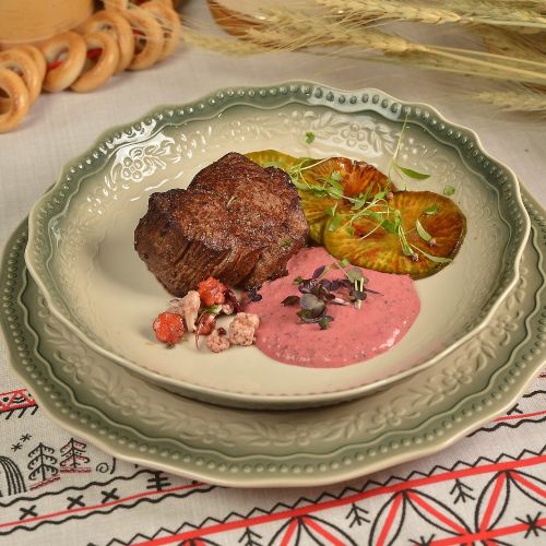 Говяжий филей с карамелизированной редькой и свекольным соусом.
