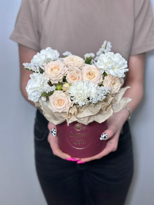 Кремовые розы с диантусом и статицей