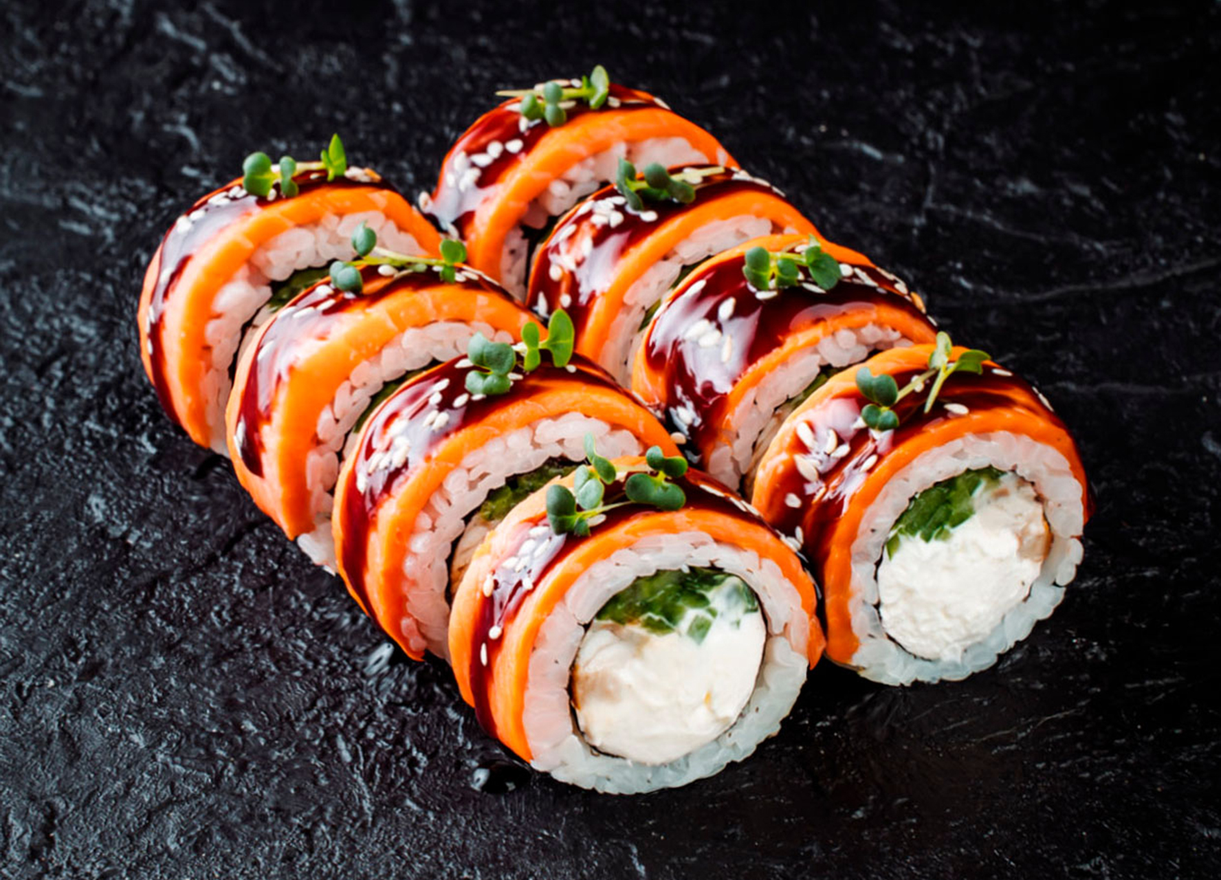 Запеченный ролл Гурмэ с лососем и угрём