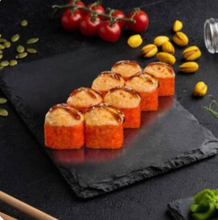 Запеченный ролл с лососем и креветкой темпура под сыром