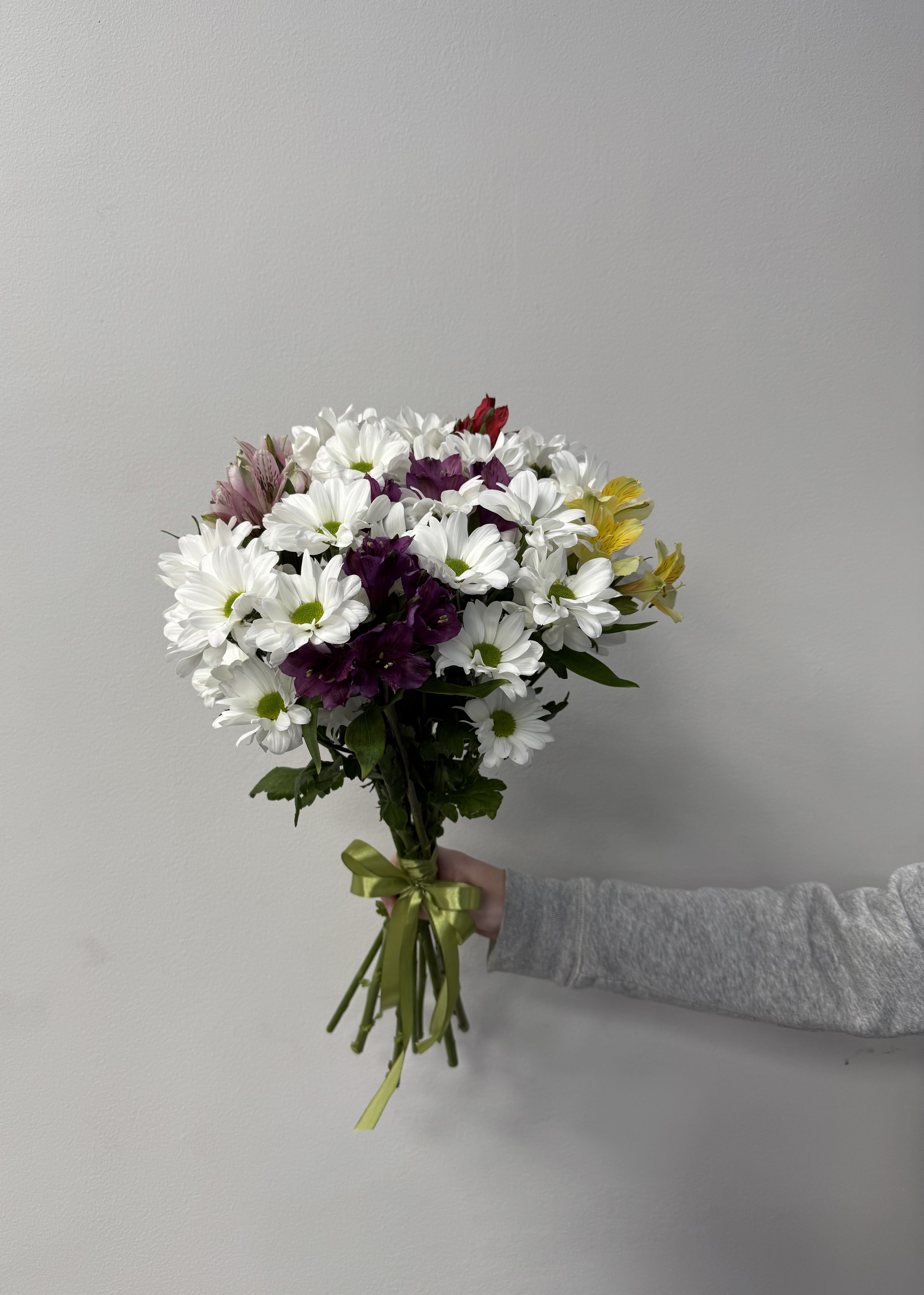 Букет из 5 альстромерий микс и 4 кустовых хризантем