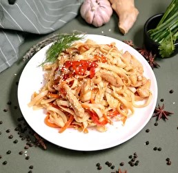 Удон с куриным филе слив.-чесноч. соусе