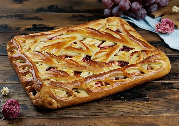 Пирог с яблоком и брусникой