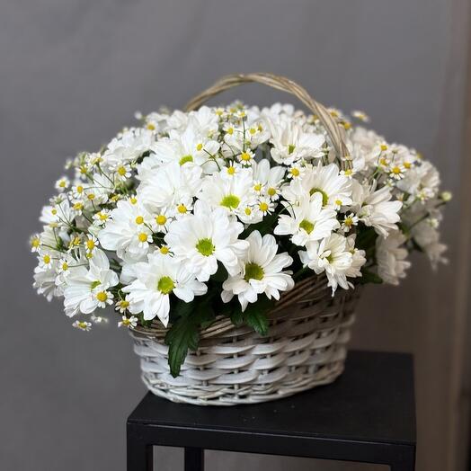 Корзина с ромашками
