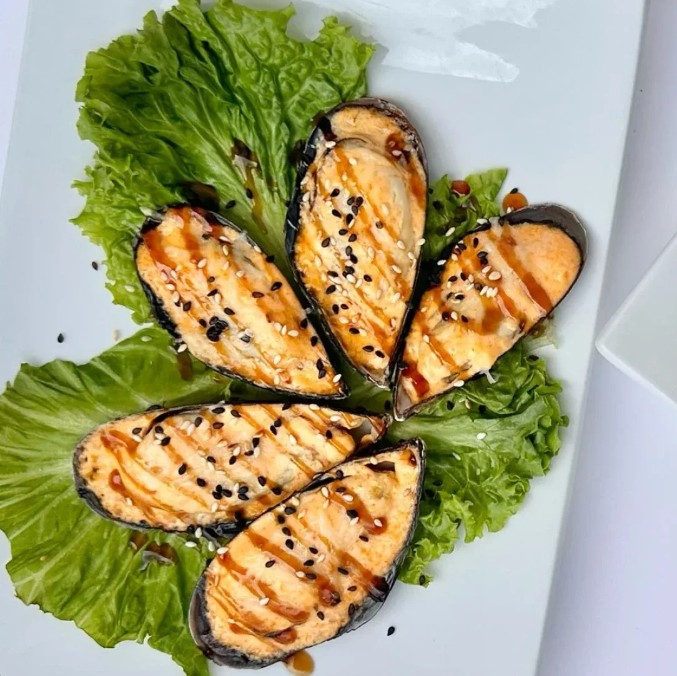 Запеченные мидии с соусом Спайси и унаги