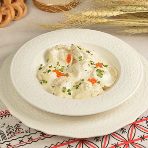Пельмени из щуки с икорным соусом