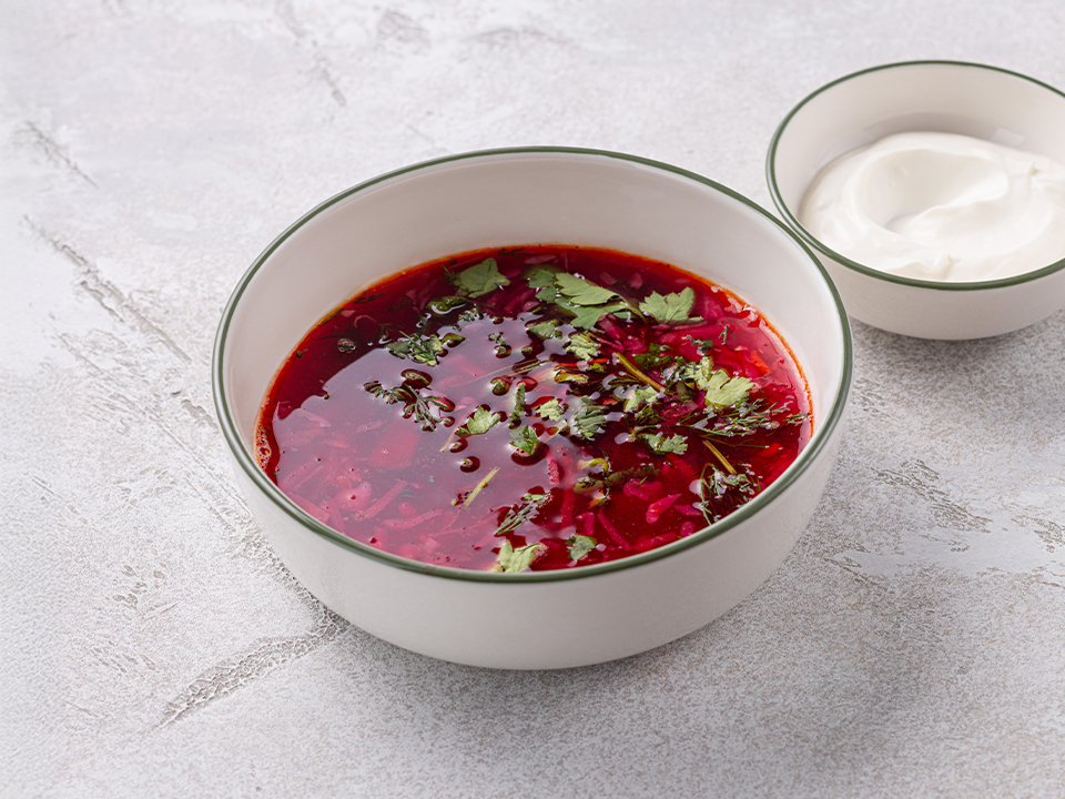 Борщ с говядиной и сметаной