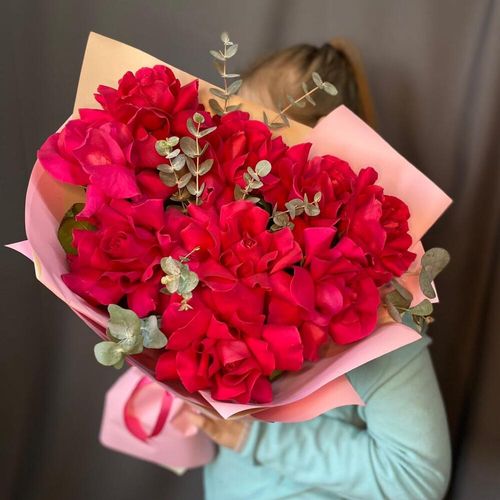 Малиновая роза с эвкалиптом