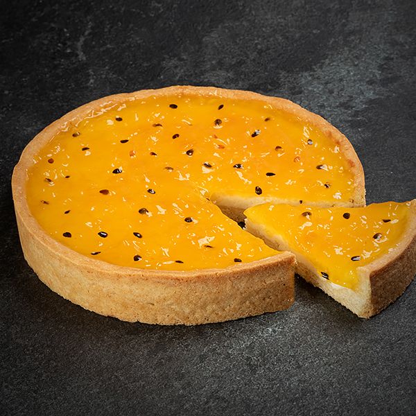 Кусок творожного пирога с манго-маракуйей