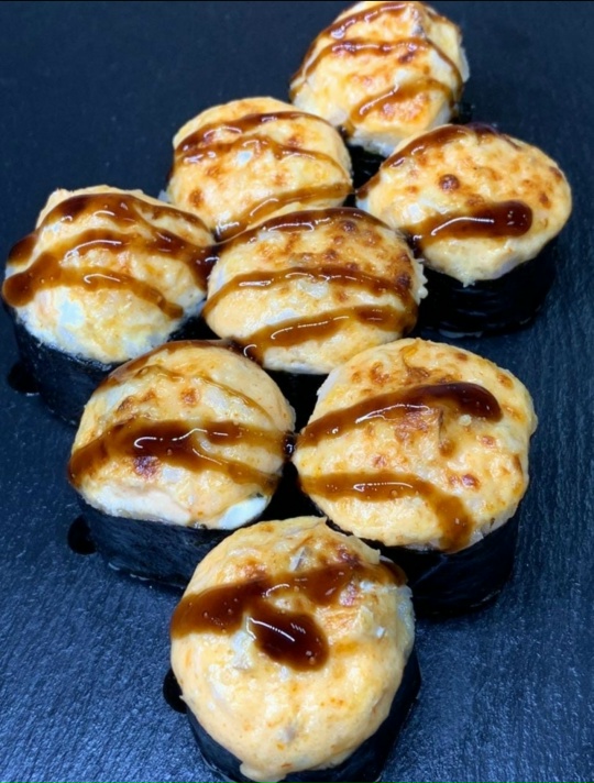 Запеченный мини ролл с окунем горячего копчения (сырный)