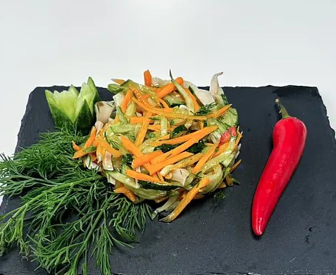 Салат из кальмаров согурцом и маслом
