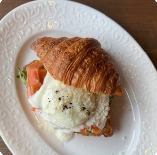 Яйцо Бенедикт на круассане