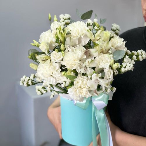 Белые диантусы и альстром «Фантазия»