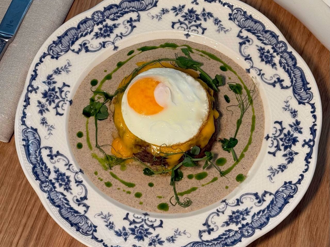 Бифштекс из говядины с глазуньей