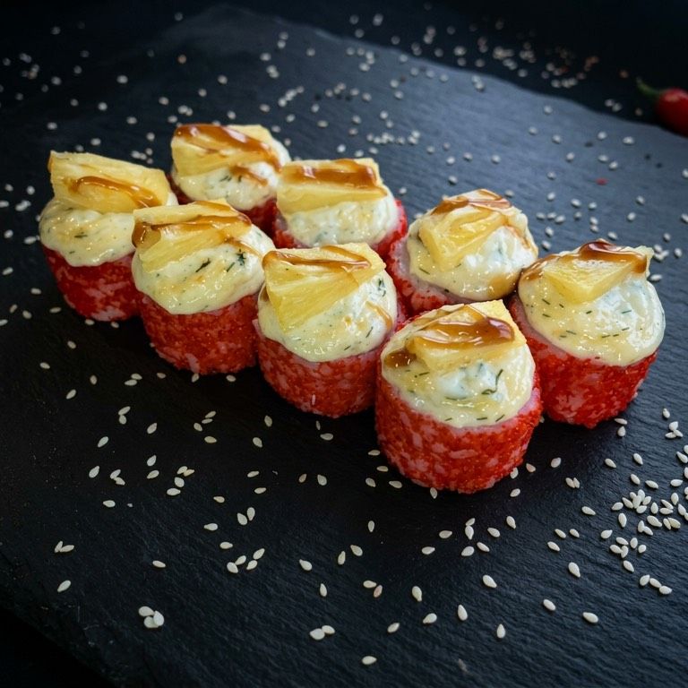 Запечённый ролл с копченой курицей и ананасом