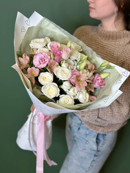 Белые кустовые розы с розовой альстромерией и эустомой