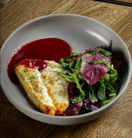 Халуми на гриле с малиновым порто