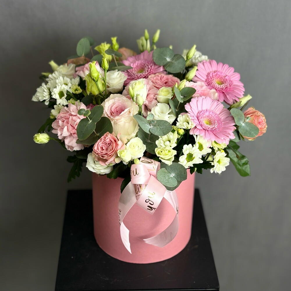 Шляпная коробка с герберами и розами