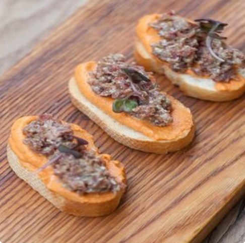 Тапас с тартаром из говяд. и соусом Ромеско