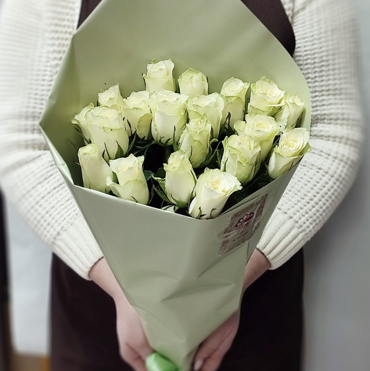 Букет из 19 белых роз
