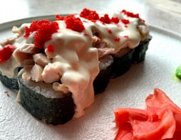 Теплый сливочный ролл с курицей