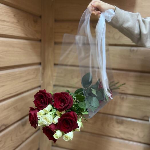 Красные розы в прозрачной сумке