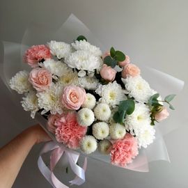 Букет с куст розой и куст хризантемой