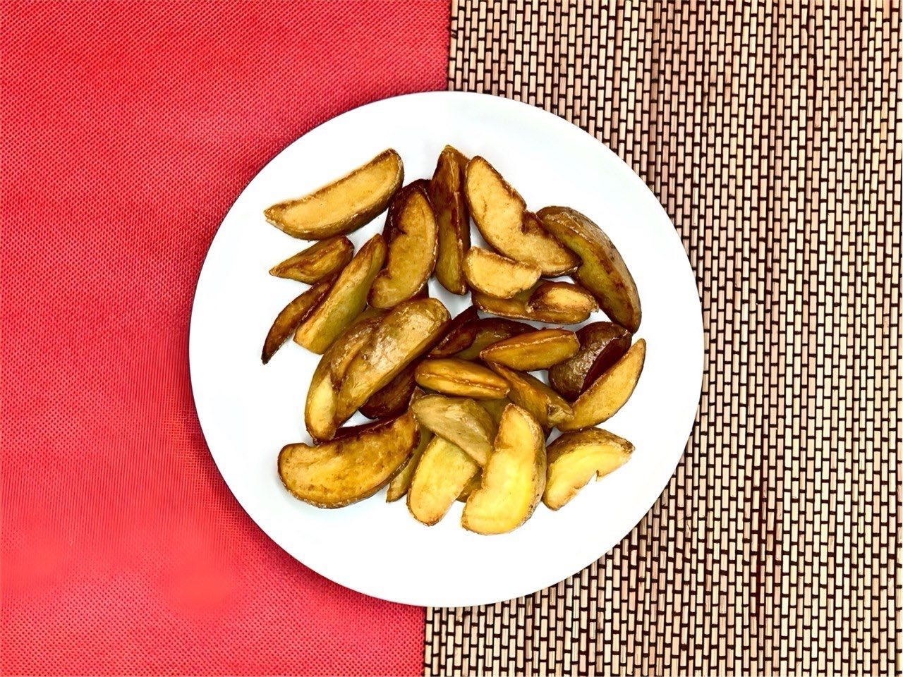 Картофельные дольки с кетчупом