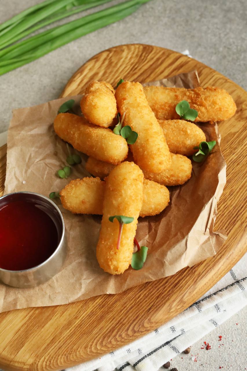 Сырные палочки с малиновым соусом