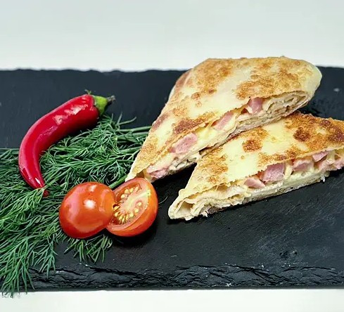 Блин с ветчиной и сыром