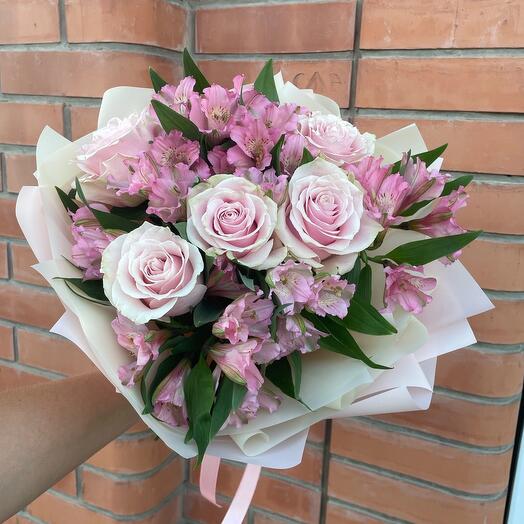 Букет из роз Пинк Мондиаль и альстромерий