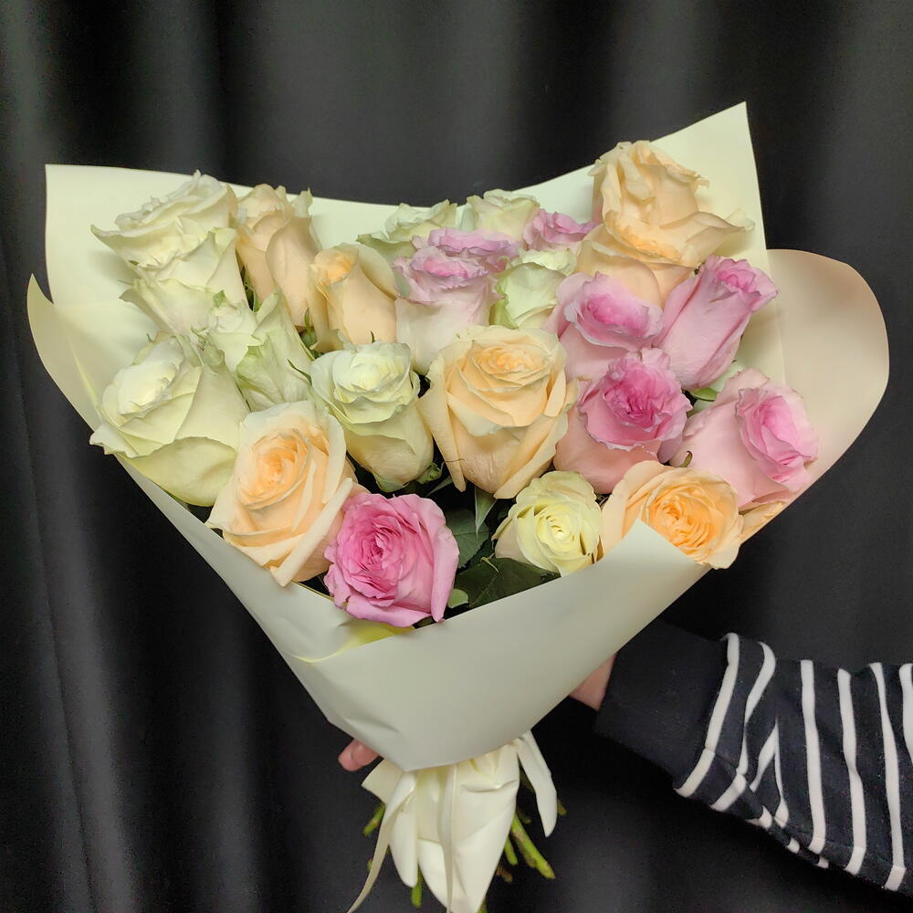 Букет из 25 кенийских роз нежный микс (код 443)