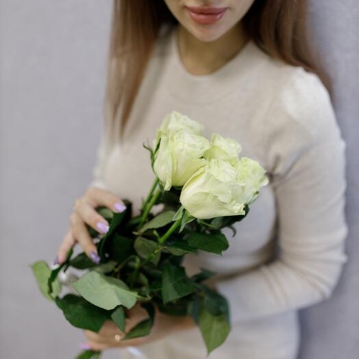 5 белых розы