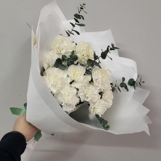 Букет из диантусов и эвкалипта