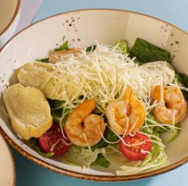 Салат Цезарь с креветками