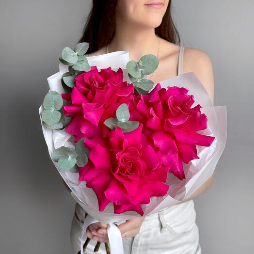 Яркий букет комплимент розовая французская роза и эвкалипт