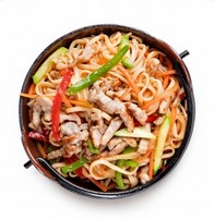 Удон с овощами в остром соусе с курицей