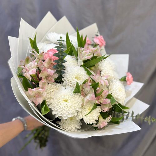 Букет цветов: хризантемы, альстромерия, эвкалипт (Б0941)