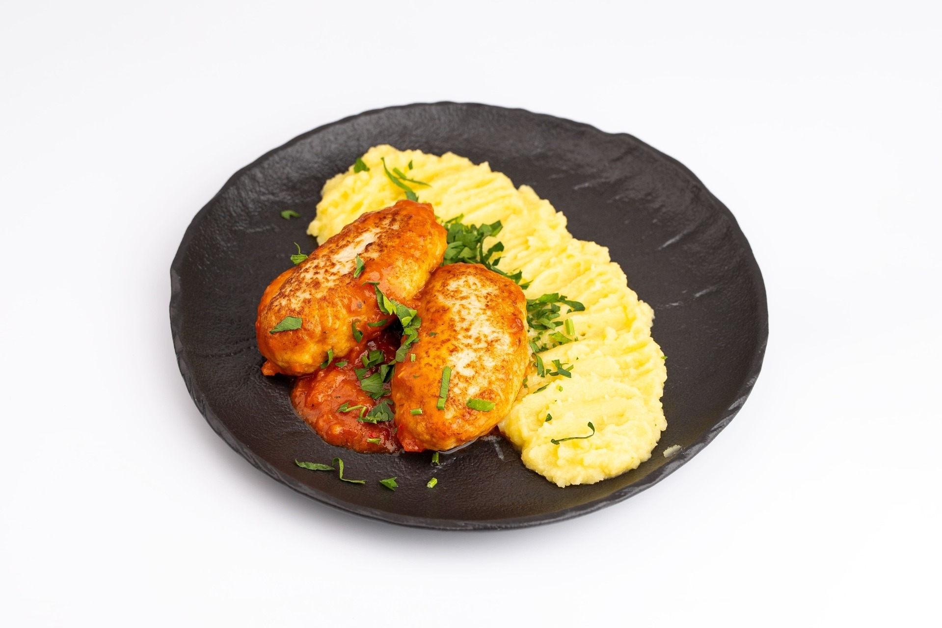 Бабушкины котлеты в томатном соусе с картофельным  пюре