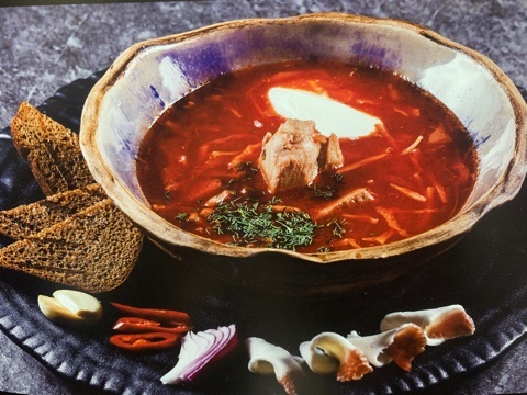 Борщ из петуха с чесноком и хлебом