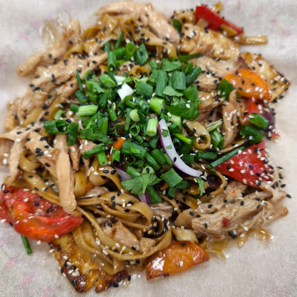Вок с лапшой, курицей и тофу (M/L)