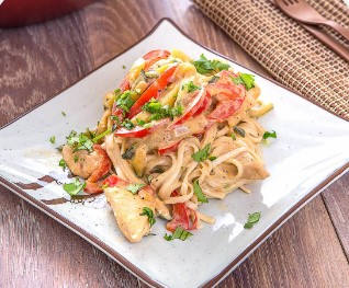 Удон с курицей и овощами в сливочном соу