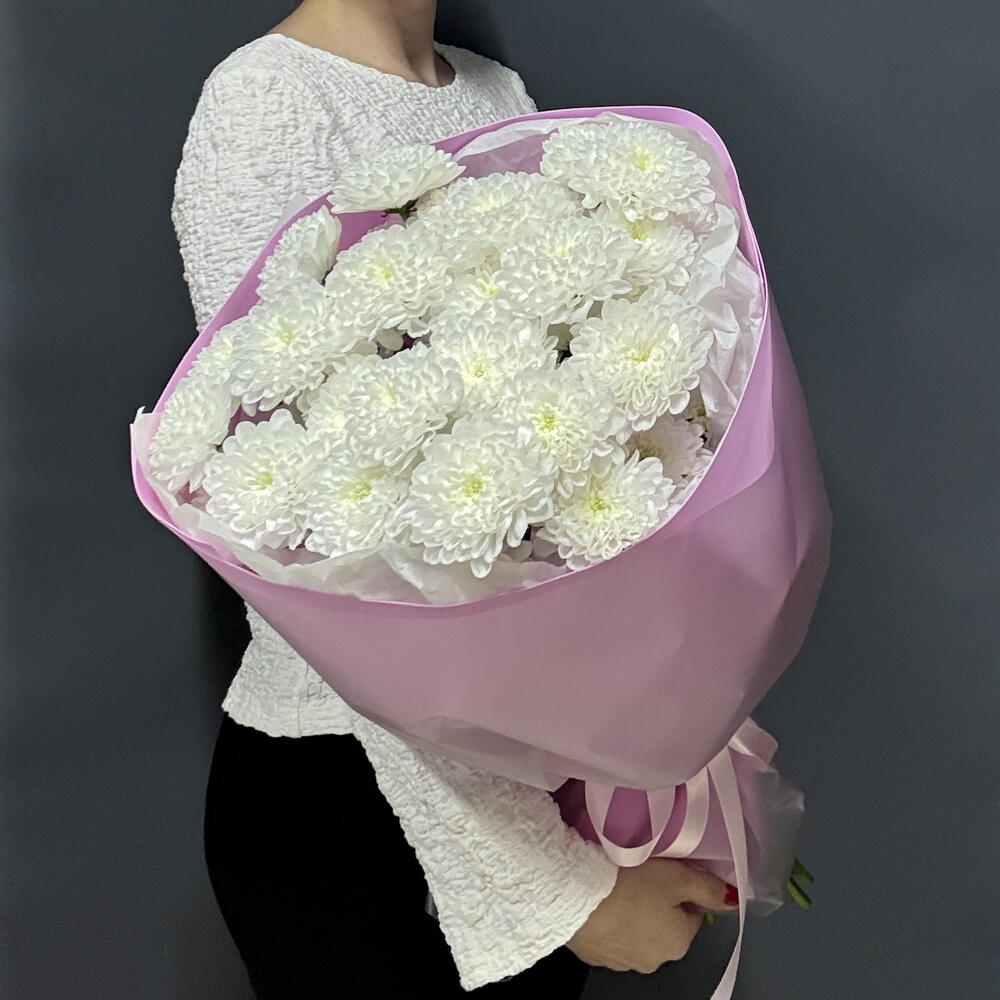 Букет из 5 белых хризантем в розовой упаковке