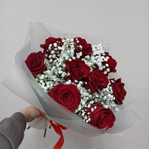 9 красных роз с гипсофилой
